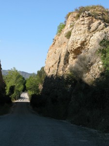 Kurz nach Xerta zweigt die Via Verde vom Ebro in die Berge ab und zeigt erste spektakuläre Einschnitte.