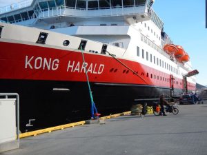 Zwei große Fahrzeuge: Pino und Kong Harald nach Honningsvag
